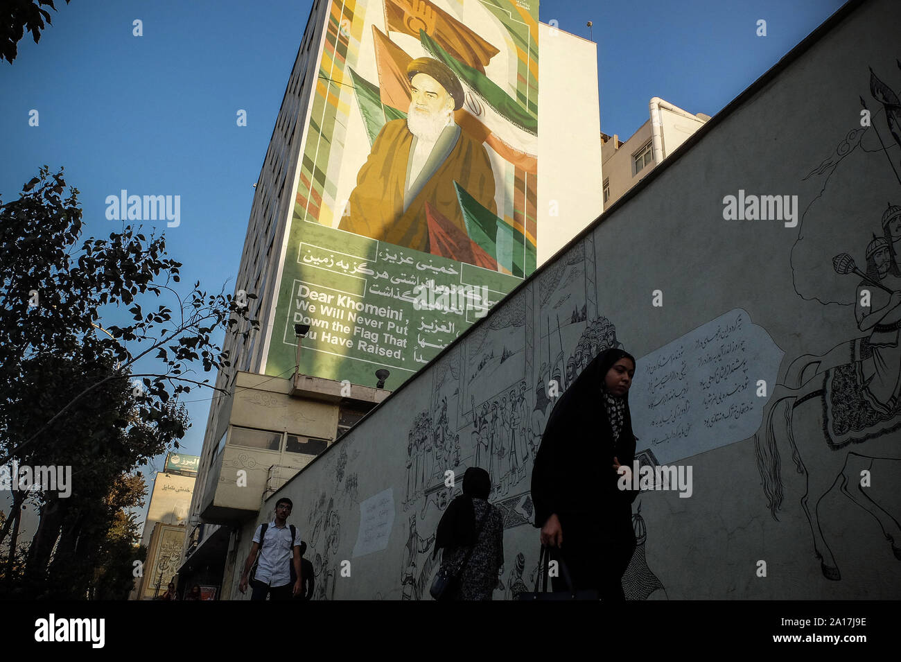 Settembre 24, 2019, Teheran, Iran: un murale raffigurante Ruhollah Khomeini, fondatore della Repubblica Islamica dell Iran, sorge da una banchina a Tehran, Iran. (Credito Immagine: © Rouzbeh Fouladi/ZUMA filo) Foto Stock