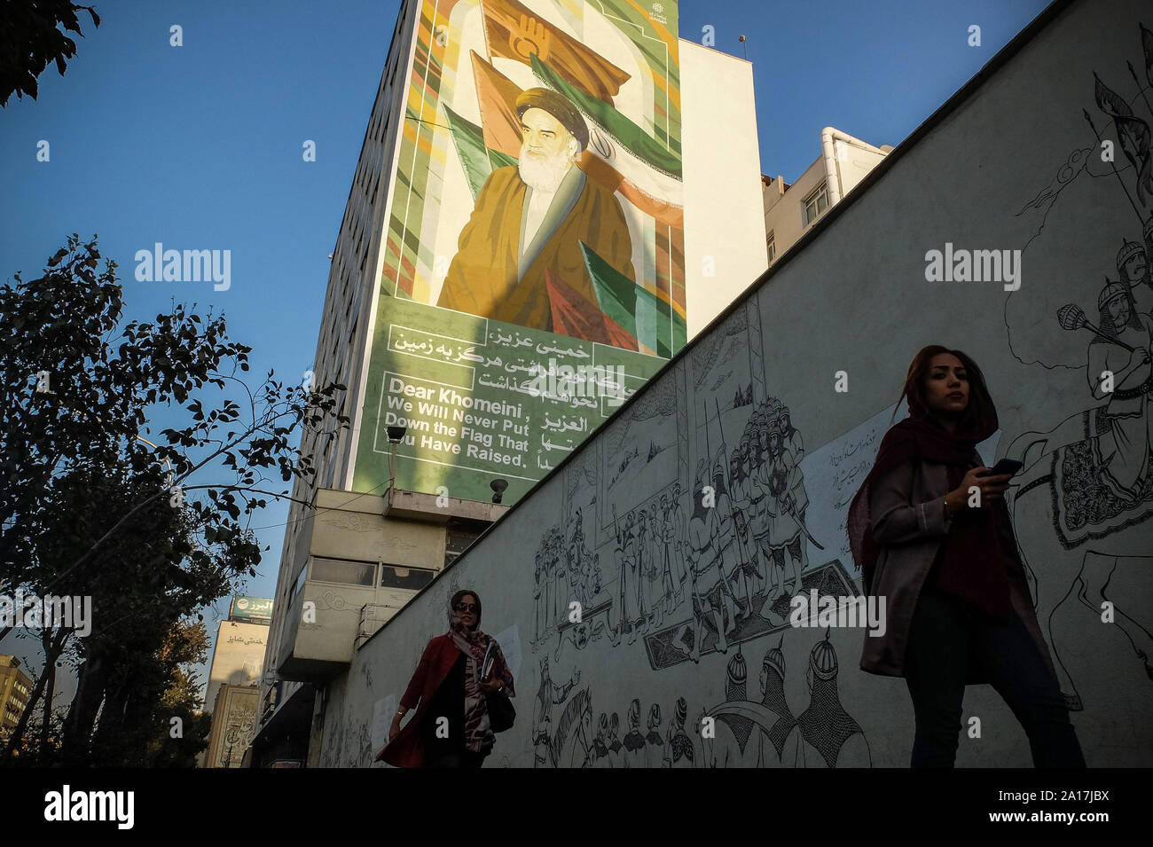 Settembre 24, 2019, Teheran, Iran: un murale raffigurante Ruhollah Khomeini, fondatore della Repubblica Islamica dell Iran, sorge da una banchina a Tehran, Iran. (Credito Immagine: © Rouzbeh Fouladi/ZUMA filo) Foto Stock