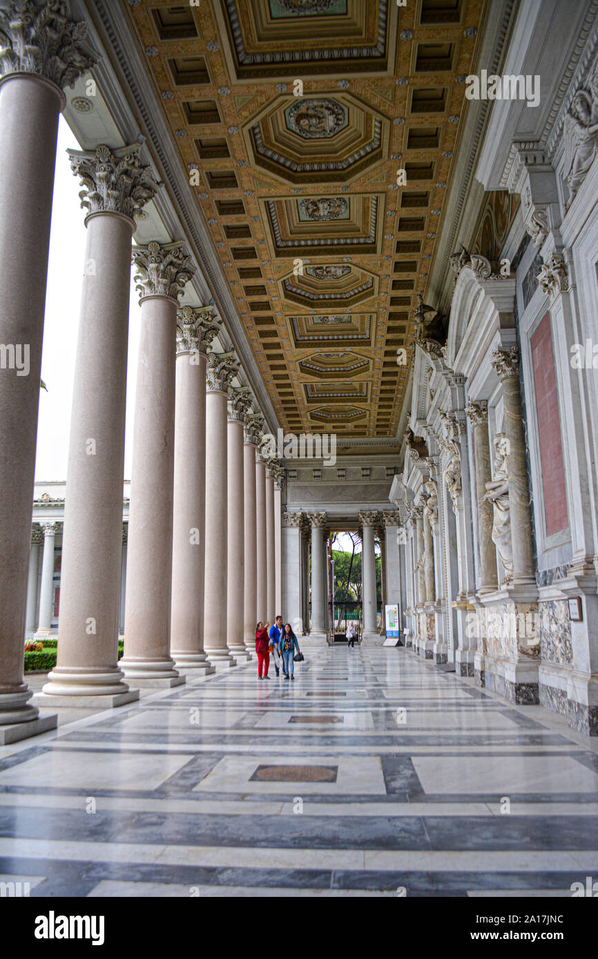 Basilica Papale di San Paolo fuori le Mura (Basilica Papale di San Paolo fuori le Mura) - è una delle quattro basiliche maggiori di Roma, Italia. Foto Stock