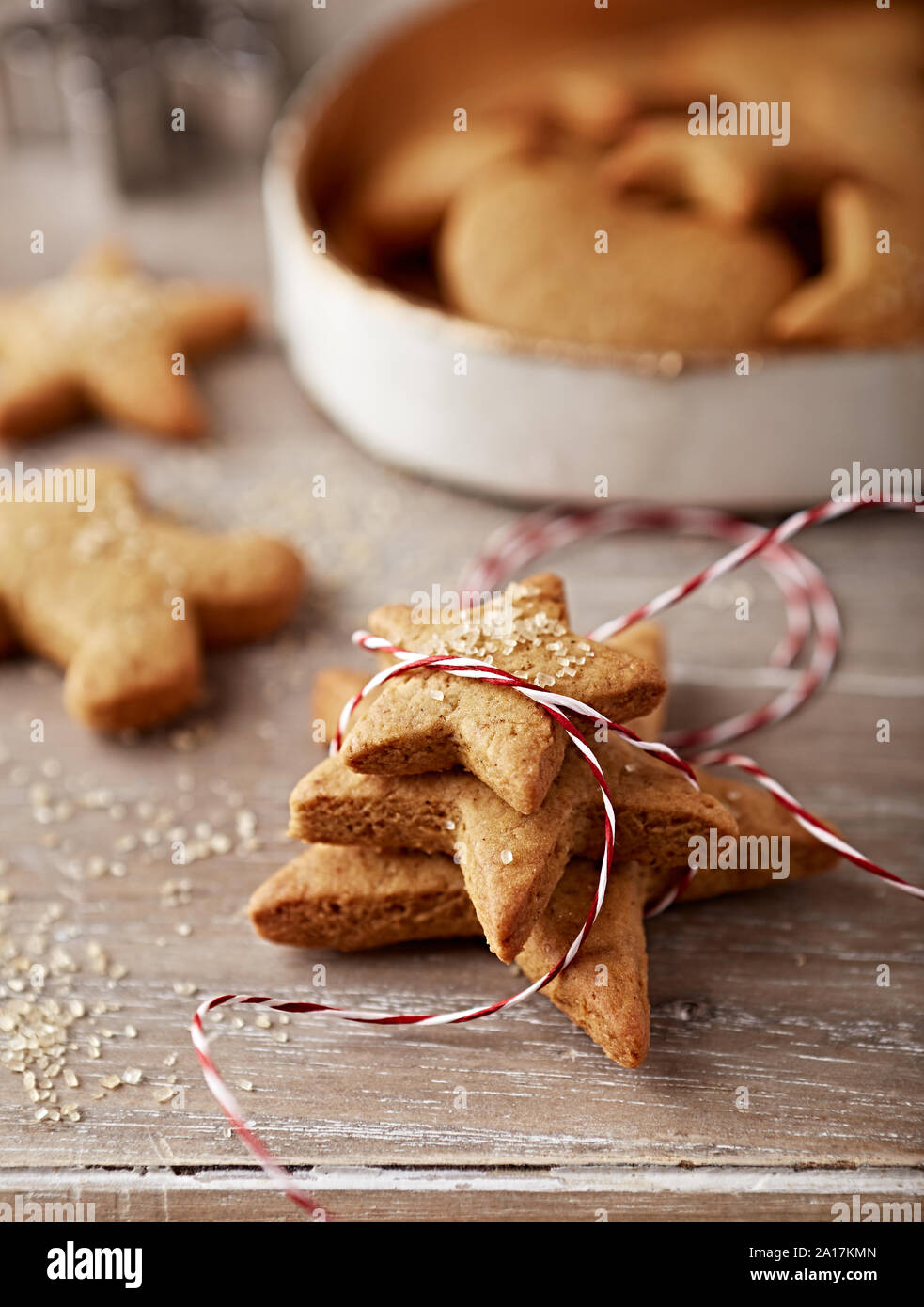 Gingerbread cookies per dare come un dono. In casa biscotti di Natale. Close-up Foto Stock