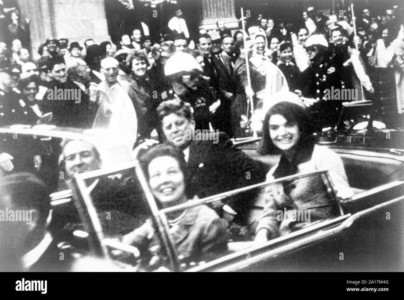 Il Kennedys e il Connallys in limousine presidenziale momenti prima l'assassinio di Dallas. Il presidente John F. Kennedy per il giro della Papamobile, Dallas, Texas, Venerdì 22 Novembre, 1963. Immagine di Victor Hugo re Foto Stock