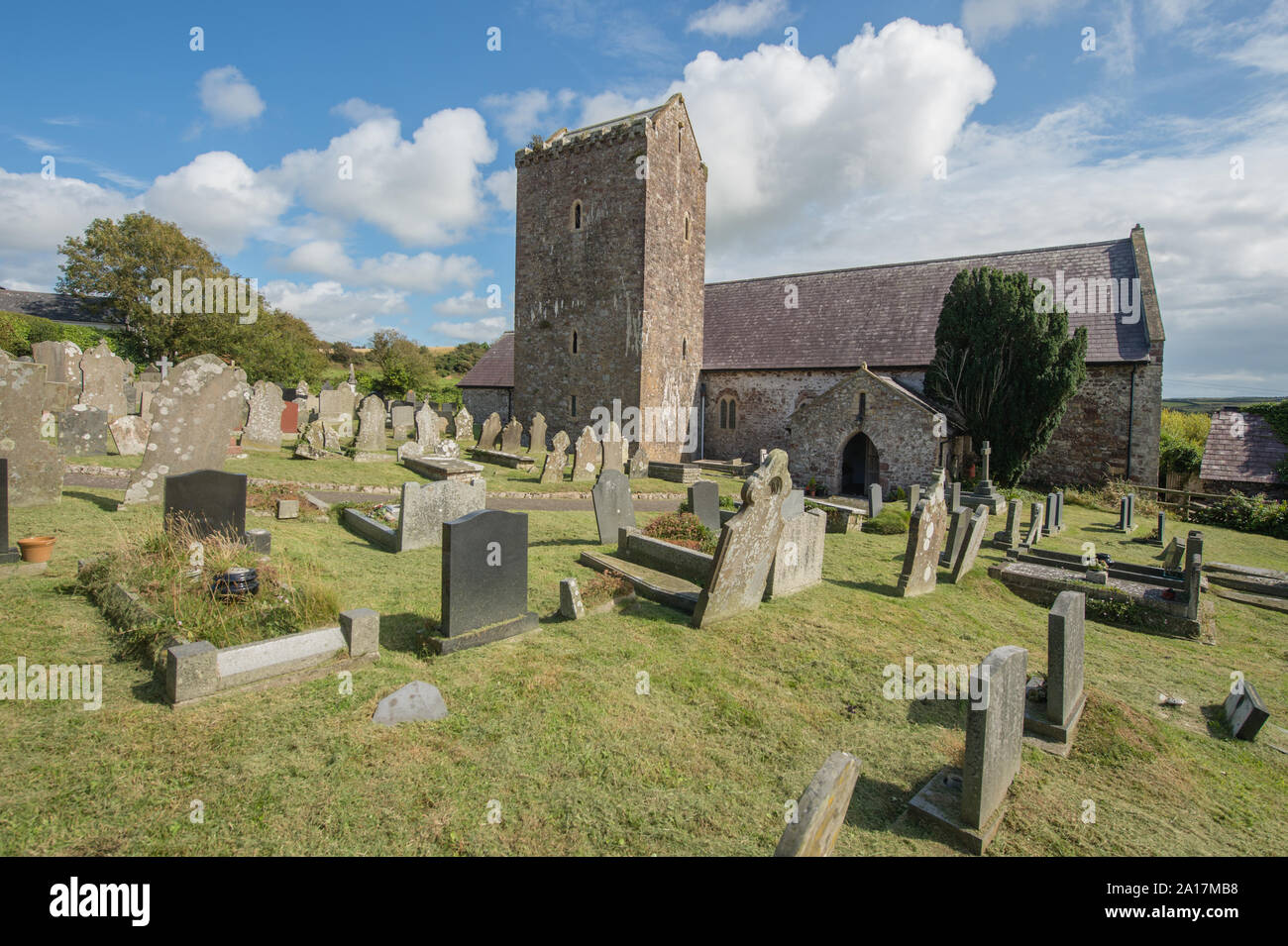 St Cenydd la Chiesa, Llangennith , una chiesa del XII secolo sul sito di un sesto secolo llan, o il sagrato della chiesa che conserva l'originale impronta circolare. Llangennith, Gower Wales UK Foto Stock