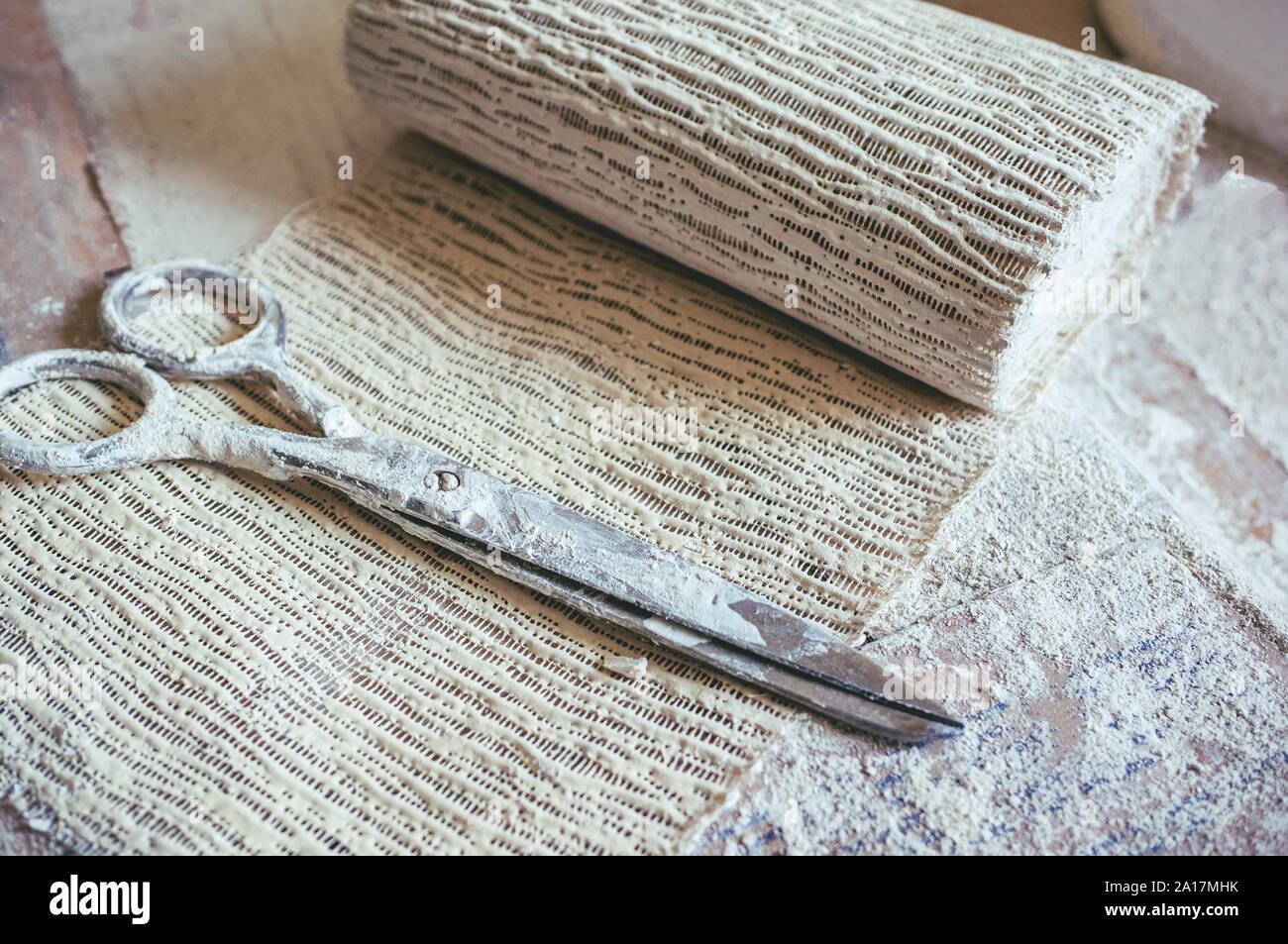 La bendatura di gesso è preparata per la medicazione. Le forbici sono accanto al bendaggio di intonaco Foto Stock