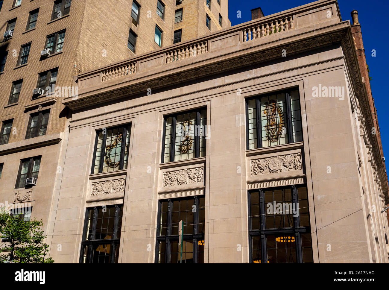 Il lusso classico edificio uptown New York City in una giornata di sole Foto Stock Il lusso classico edificio uptown New York City in una giornata di sole Foto Stock