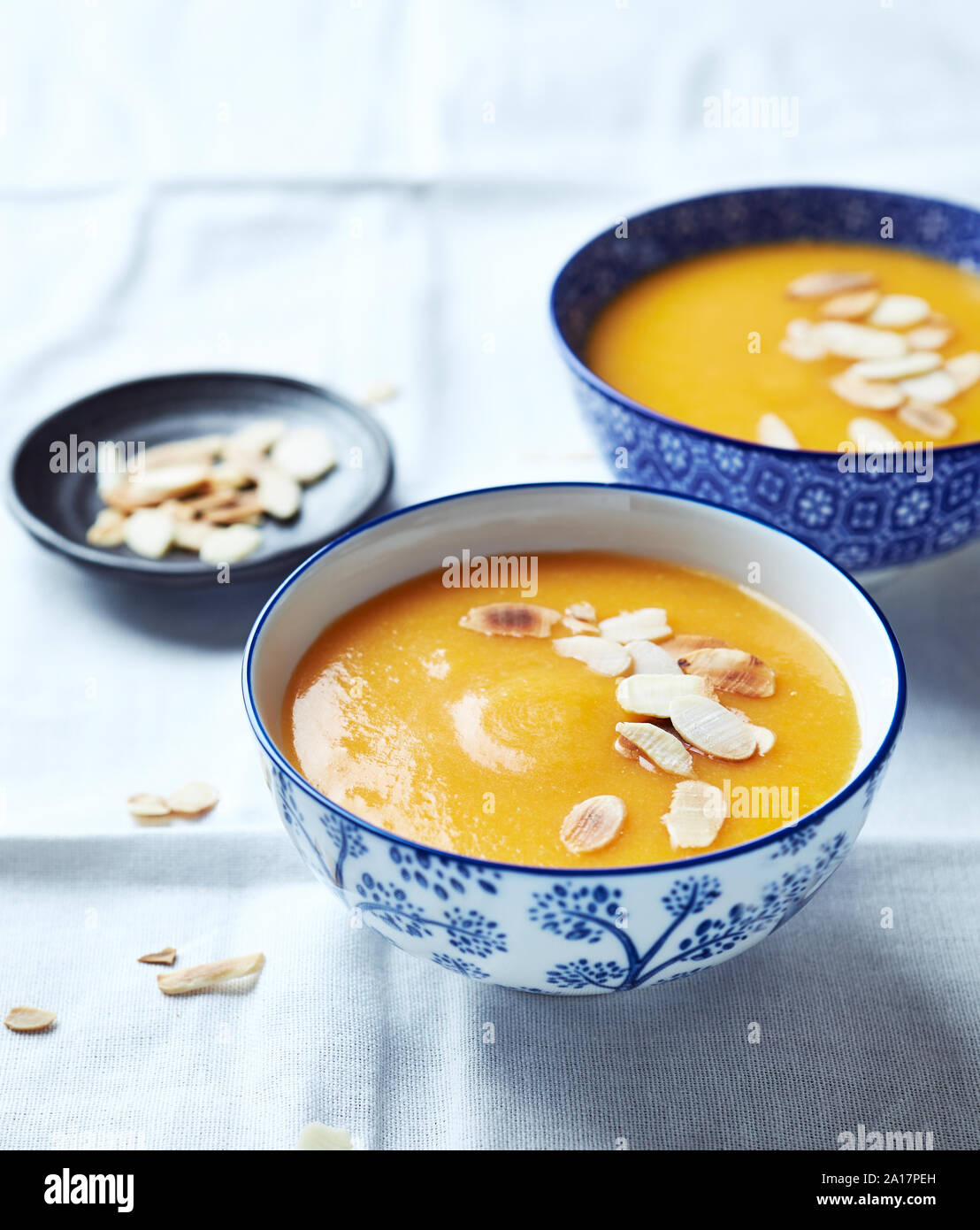 Crema di zucca con mandorle tostate. Una sana cucina casalinga. Alimenti naturali. Dieta vegana Foto Stock