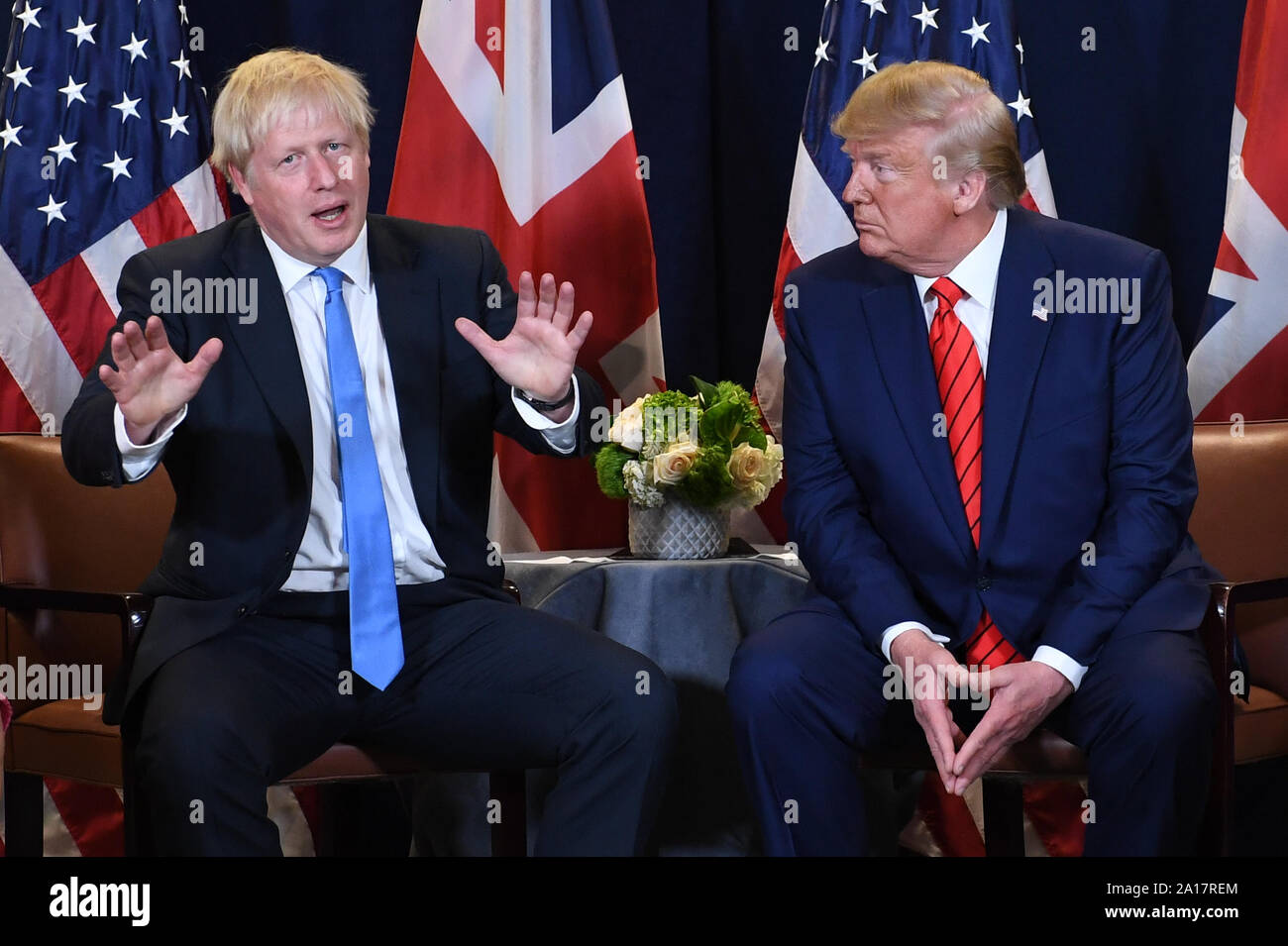 Il primo ministro Boris Johnson (sinistra) incontra il presidente statunitense Donald Trump alla 74a sessione dell'Assemblea generale delle Nazioni Unite, presso la sede delle Nazioni Unite a New York, Stati Uniti d'America. Foto di PA. Picture Data: martedì 24 settembre, 2019. Il sig. Johnson farà ritorno nel Regno Unito Mercoledì a seguito della decisione della Corte Suprema ha dichiarato che i suoi consigli per la regina di sospendere il Parlamento per cinque settimane era illegittima. Vedere PA storia politica ONU. Foto di credito dovrebbe leggere: Stefan Rousseau/PA FILO Foto Stock