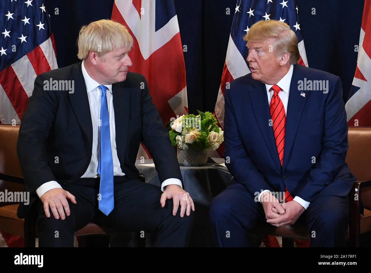 Il primo ministro Boris Johnson (sinistra) incontra il presidente statunitense Donald Trump alla 74a sessione dell'Assemblea generale delle Nazioni Unite, presso la sede delle Nazioni Unite a New York, Stati Uniti d'America. Foto di PA. Picture Data: martedì 24 settembre, 2019. Il sig. Johnson farà ritorno nel Regno Unito Mercoledì a seguito della decisione della Corte Suprema ha dichiarato che i suoi consigli per la regina di sospendere il Parlamento per cinque settimane era illegittima. Vedere PA storia politica ONU. Foto di credito dovrebbe leggere: Stefan Rousseau/PA FILO Foto Stock