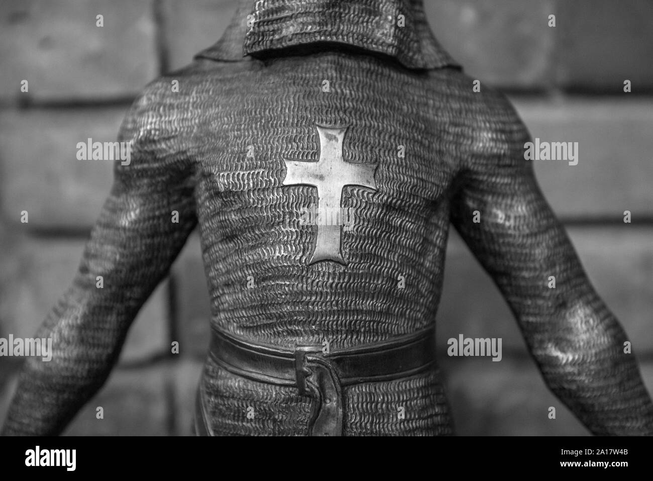 Il guerriero medievale armor con una croce progettato sul petto Foto Stock