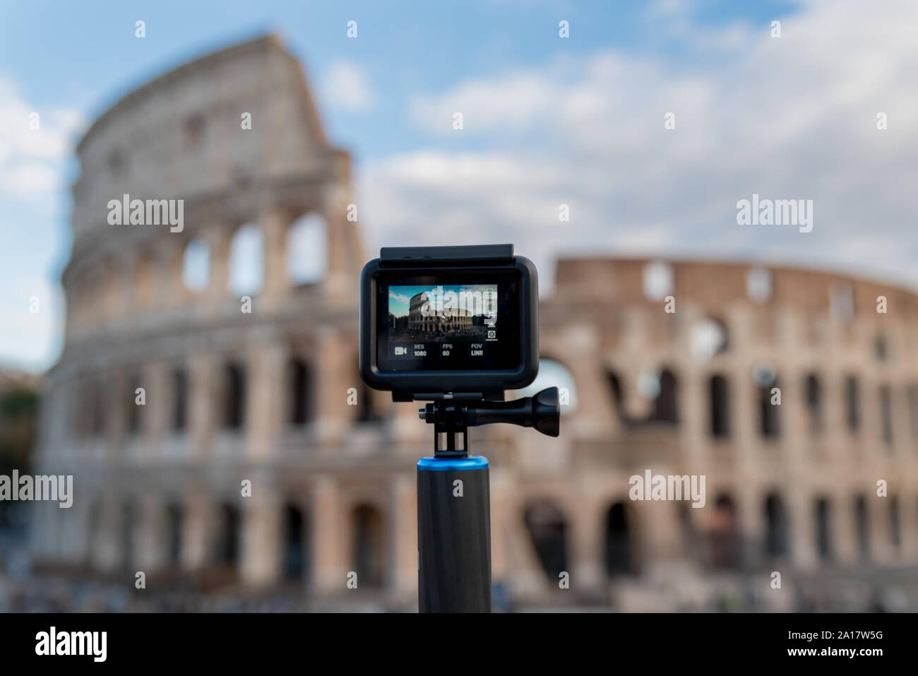 Colosseo visto attraverso lo schermo di una telecamera di azione Foto Stock