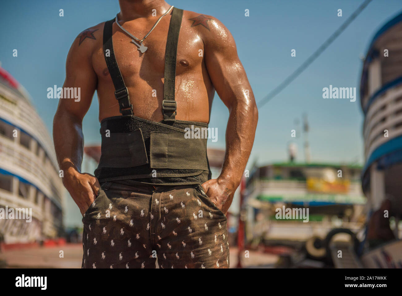 Bagagli e merci porter, sudati in un molo del porto di Manaus Foto Stock