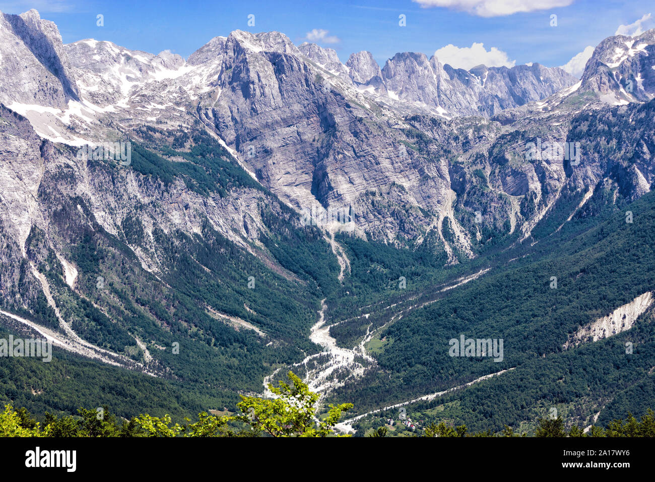 Cime delle Alpi Albanesi, chiamato anche una maledizione in montagna nella valle di Valbona, Albania Foto Stock