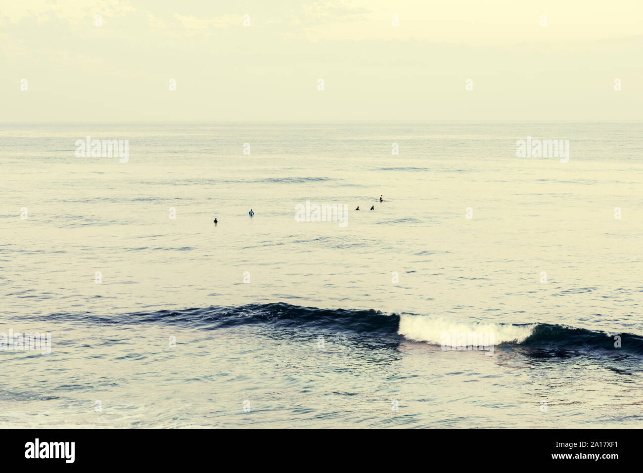 Surfers off di Windansea Beach. La Jolla, California. Foto Stock