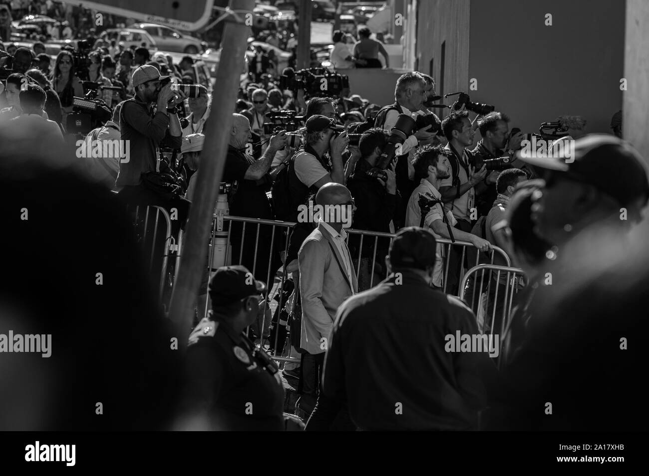 Media arrampicarsi per le immagini durante il British royals' il principe Harry e Meghan Markle la visita di Città del Capo musulmano storico e il quartiere di slave di BoKaap Foto Stock