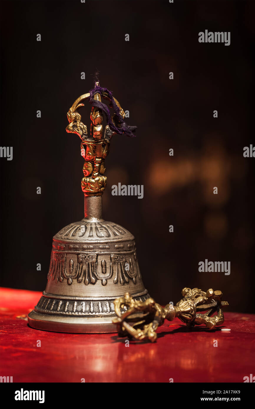Buddista Tibetana oggetti rituali - vajra e bell Foto Stock