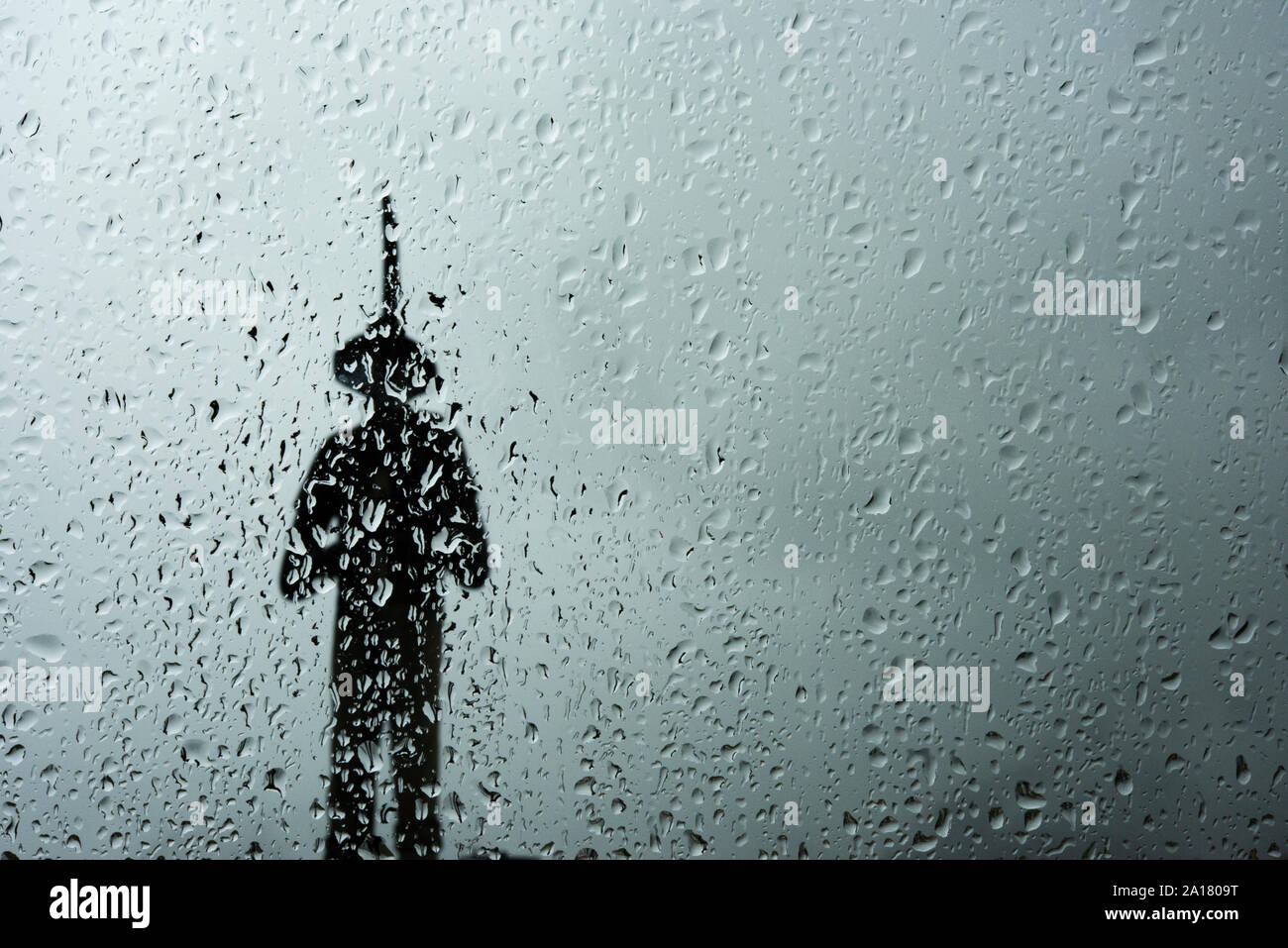 Un monumento per Caicara persone e delle gocce di pioggia sulla finestra in primo piano Foto Stock