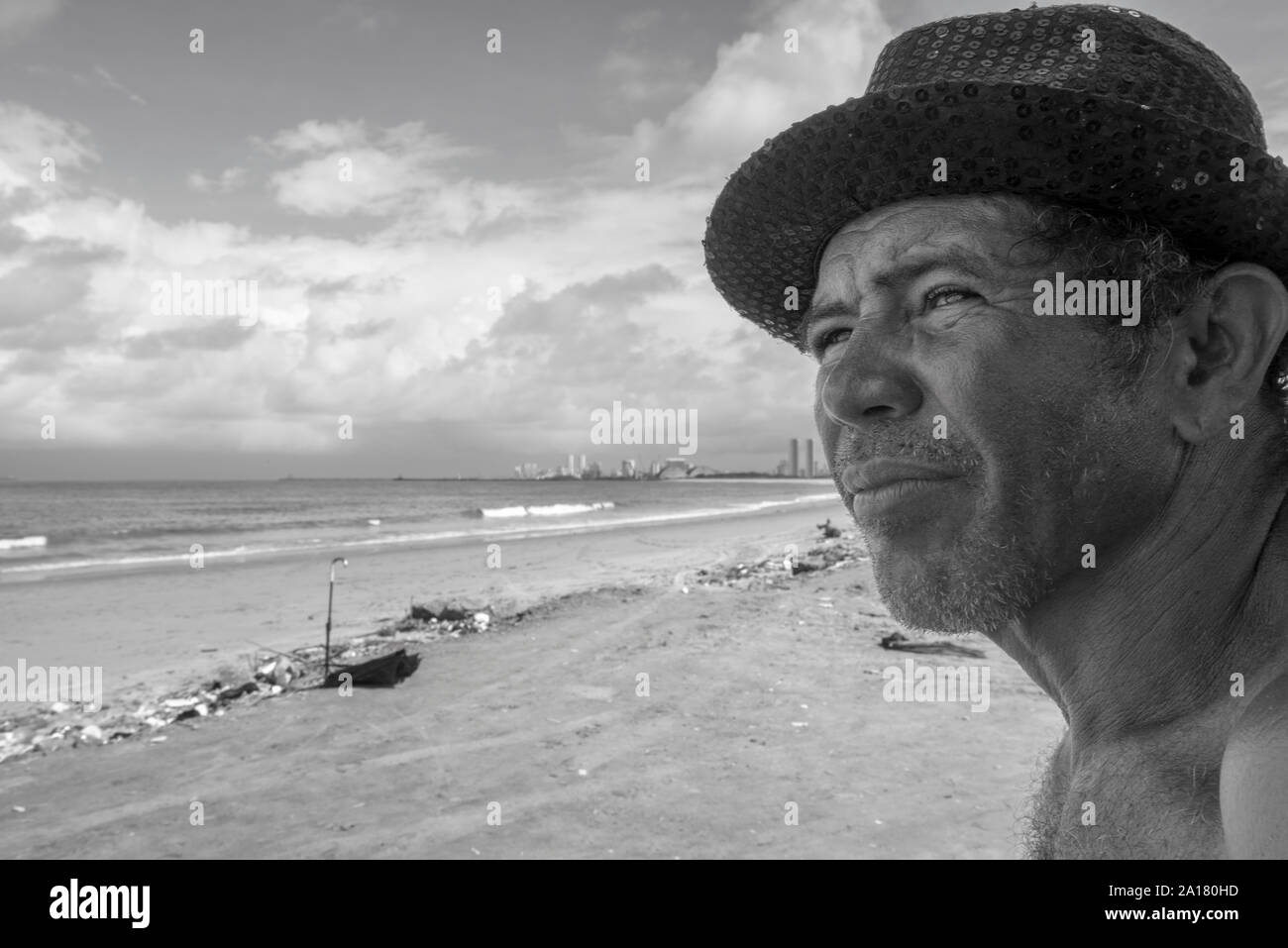 Pescatore di Olinda indossando hat, guardando lontano in spiaggia Foto Stock