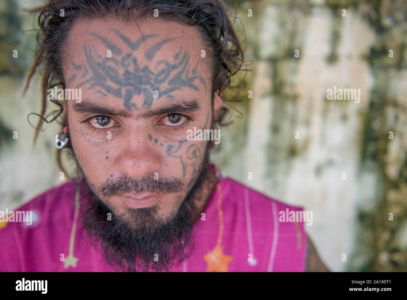 Uomo tatuato in faccia Foto Stock