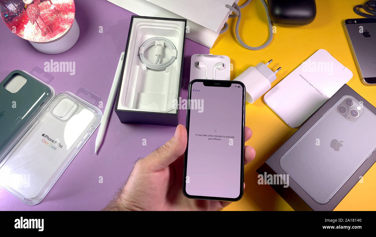 Parigi, Francia - Sep 20, 2019: potrebbe richiedere alcuni minuti per attivare il tuo iPhone meesage man mano unboxing spacchettamento nuovo più recenti computer Apple iPhone 11 Pro Foto Stock