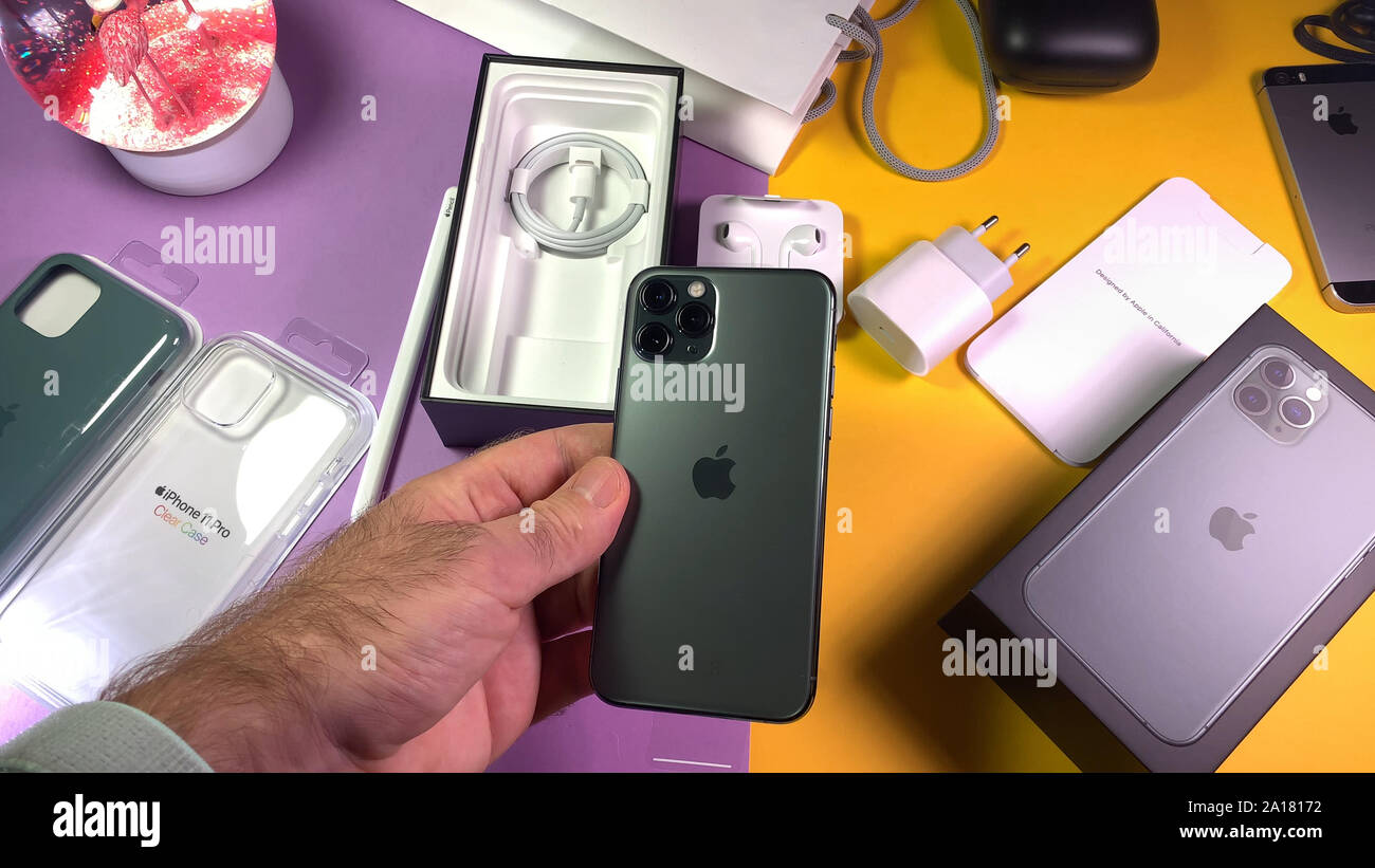 Parigi, Francia - Sep 20, 2019: Man mano unboxing spacchettamento nuovo più recenti computer Apple iPhone 11 Pro e 11 Pro smartphone Max triple-lente della fotocamera e la nuova tecnologia CPU BIONICO Foto Stock