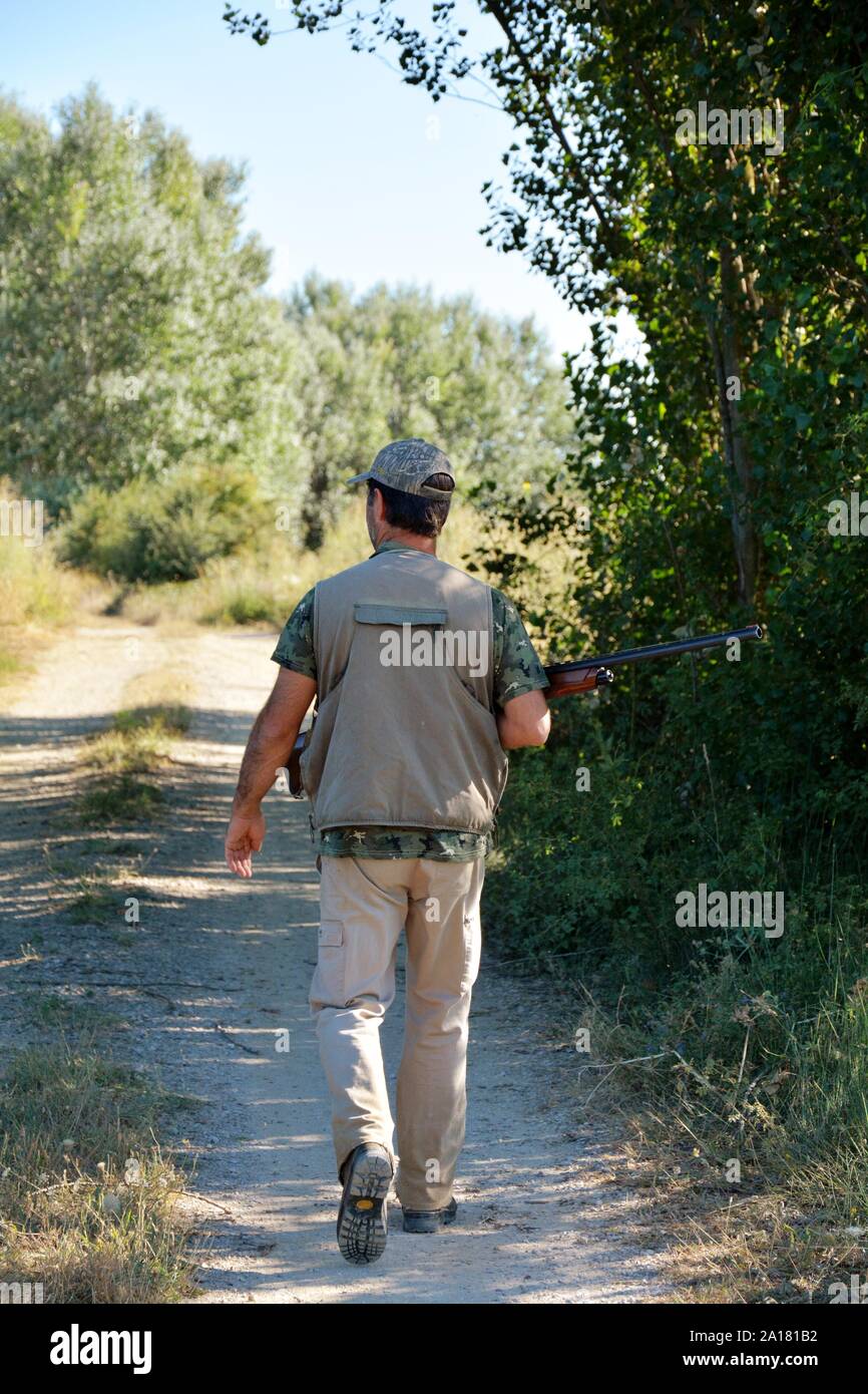 Un cacciatore la caccia con un fucile da caccia Foto Stock