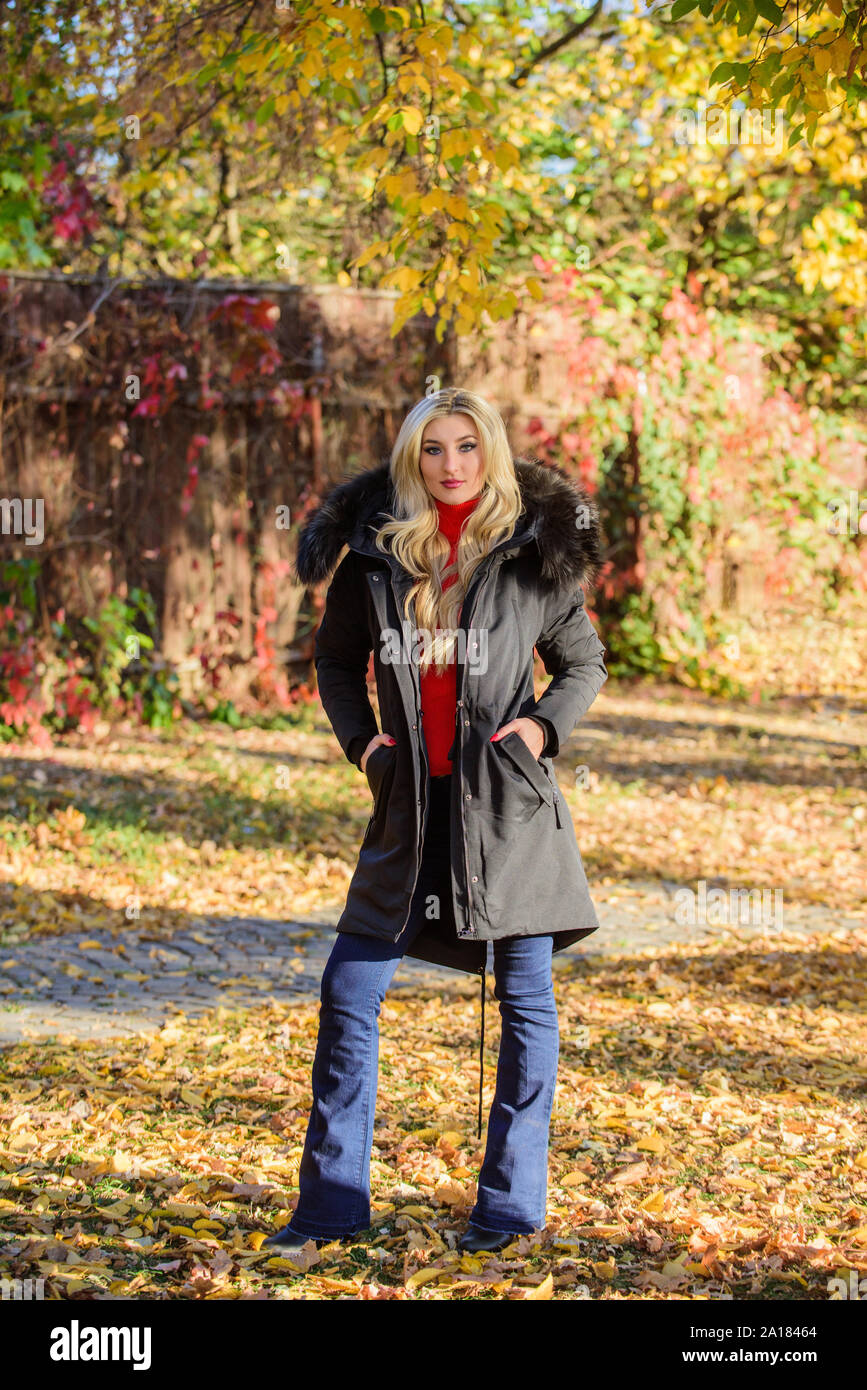 La stagione autunnale fashion concept. Puffer giacca con cappuccio. Donna indossare giacca nera cappa pelliccia. Parka classico coat è diventata icona guardaroba. Versatilità funzionale ed elegante. Ragazza parka usura mentre cammina park. Foto Stock
