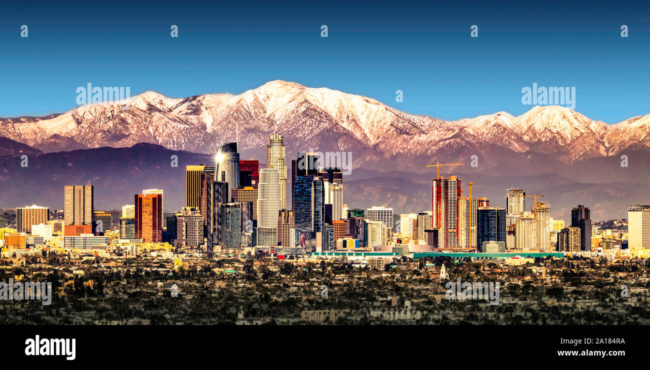 Los Angeles skyline con montagne innevate Foto Stock