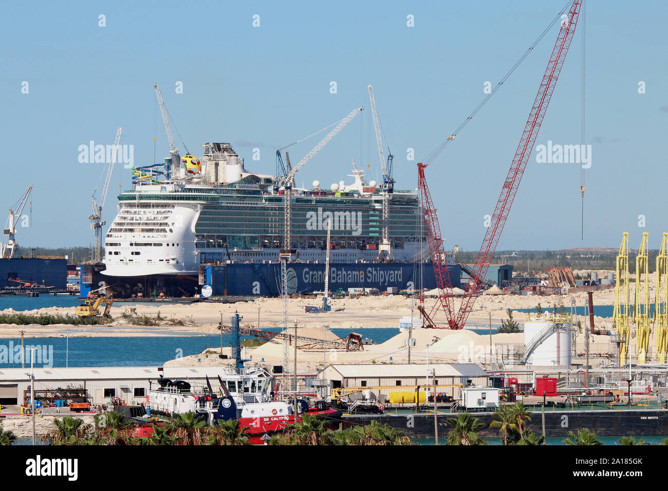 Il bacino di carenaggio facility di Grand Bahama Shipyard può ospitare alcune delle più grandi navi da crociera, come la Royal Caribbean la linea della nave qui. Foto Stock