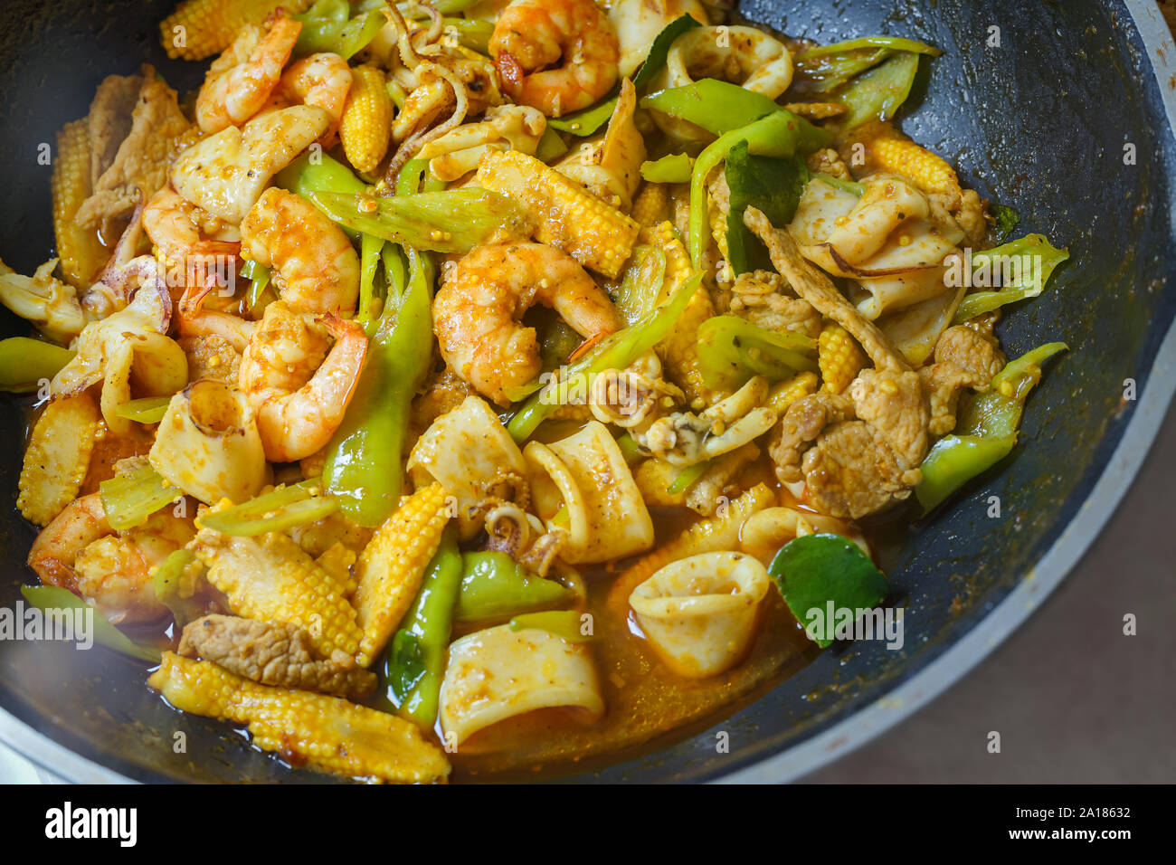 Saltate in padella curry piccante con gamberi, calamari e carne di maiale o Pad Prik Kang in Thai. Foto Stock