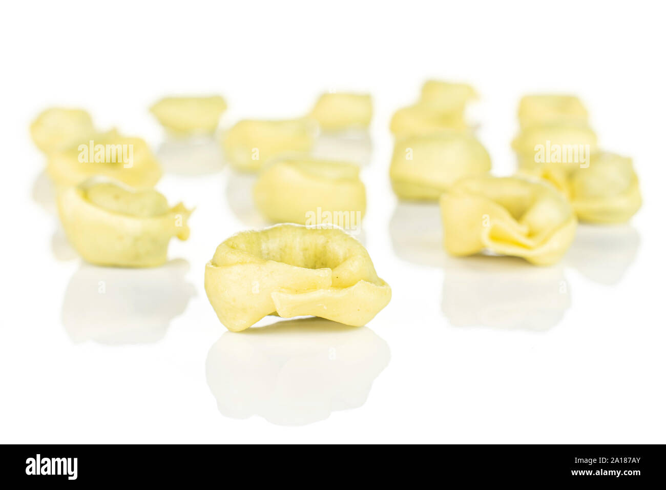 Sacco di intere fresche giallo riempito di spinaci tortelloni isolati su sfondo bianco Foto Stock