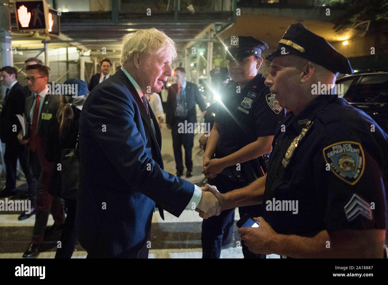 Il primo ministro Boris Johnson passeggiate alla sede delle Nazioni Unite a New York, Stati Uniti d'America. dove egli verrà in seguito affrontare la 74a sessione dell'Assemblea generale foto PA. Picture Data: martedì 24 settembre, 2019. Il sig. Johnson farà ritorno nel Regno Unito Mercoledì a seguito della decisione della Corte Suprema ha dichiarato che i suoi consigli per la regina di sospendere il Parlamento per cinque settimane era illegittima. Vedere PA storia politica ONU. Foto di credito dovrebbe leggere: Stefan Rousseau/PA FILO Foto Stock