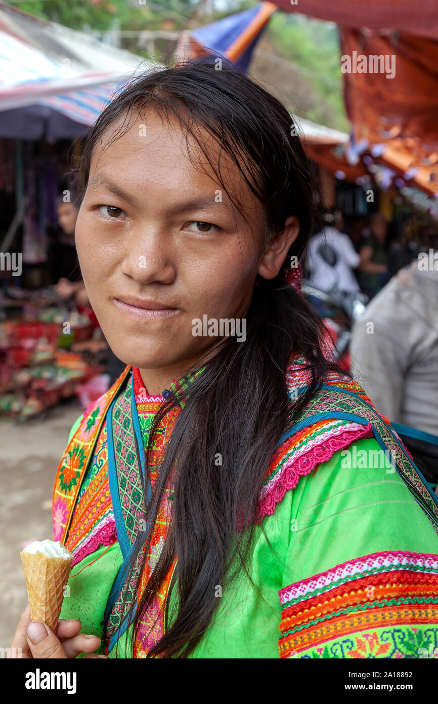 Minoranza etnica donna nella piccola città mercato di Coc Pai in Ha Giang provincia, nelle zone di montagna la parte nordoccidentale del Vietnam. Foto Stock