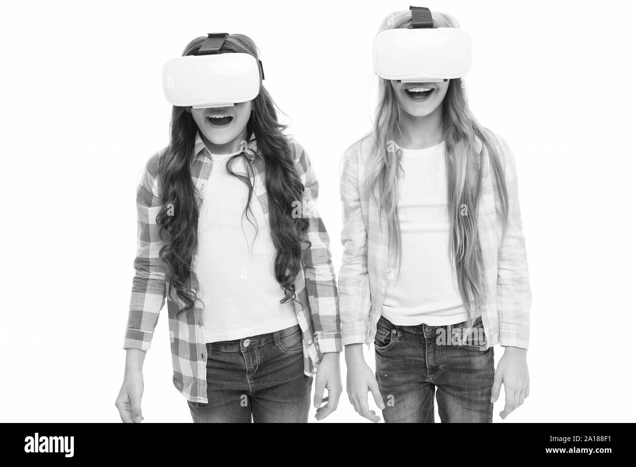 Formazione virtuale. I bambini indossare hmd esplorare virtuale o di realtà aumentata. La tecnologia del futuro. Le ragazze di interagire cyber realtà. Giocare cyber game e studio. Istruzione moderna. Istruzione alternativa tecnologie. Foto Stock