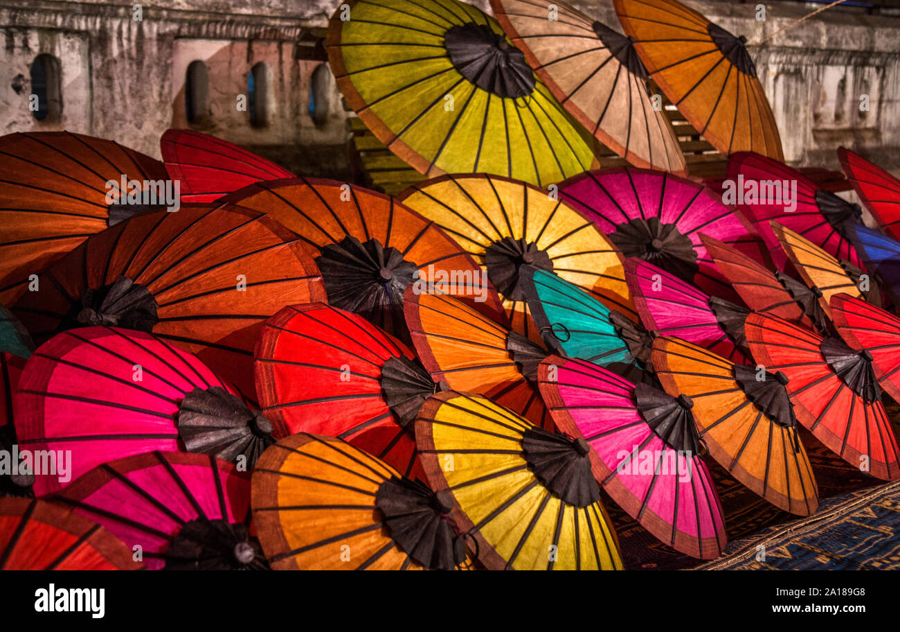 La carta di ombrelloni per la vendita al mercato notturno a Luang Prabang, Laos Foto Stock