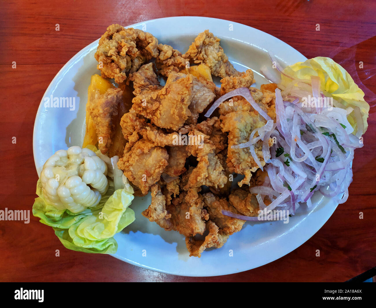 Chicharon de Pescado, pesce fritto piatto peruviano Foto Stock