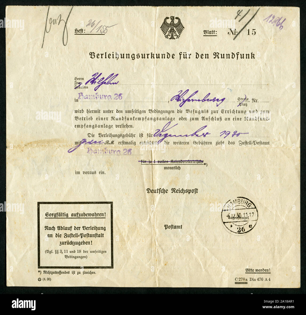 Europa, Deutschland , Amburgo, Verleihungsurkunde für den Rundfunk, zum Betrieb einer Rundfunkempfangsanlage , Vorderseite, ausgestellt von der Deutschen Reichspost am 06. 12. 1930 . / Europa, Germania, Amburgo, certificato di conferimento per la radiodiffusione ( la licenza di trasmissione ) , pagina anteriore, rilasciati dalla Deutsche Reichspost ( tedesco Reichspost ) , 06. 12. 1930 . Foto Stock