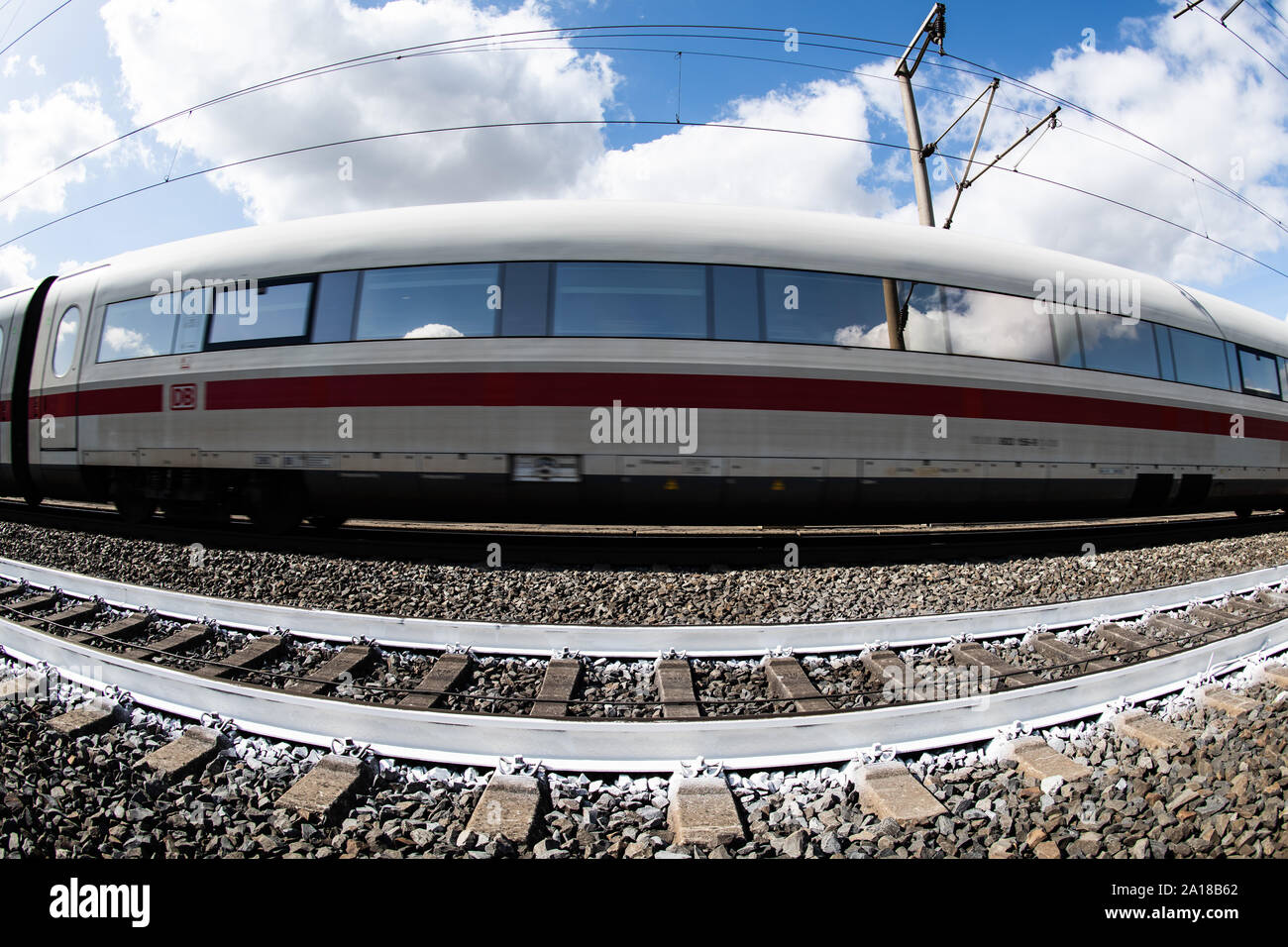Germania. Xviii Sep, 2019. Un ICE della Deutsche Bahn avanza attraverso una via con uno strato di vernice bianca sulla linea ad alta velocità tra Hannover e Würzburg. Sul ponte Pfieffetal, la ferrovia si avvia per la prima volta la prova pratica con rotaie di bianco contro gli effetti del calore durante il funzionamento. Credito: Swen Pförtner/dpa/Alamy Live News Foto Stock
