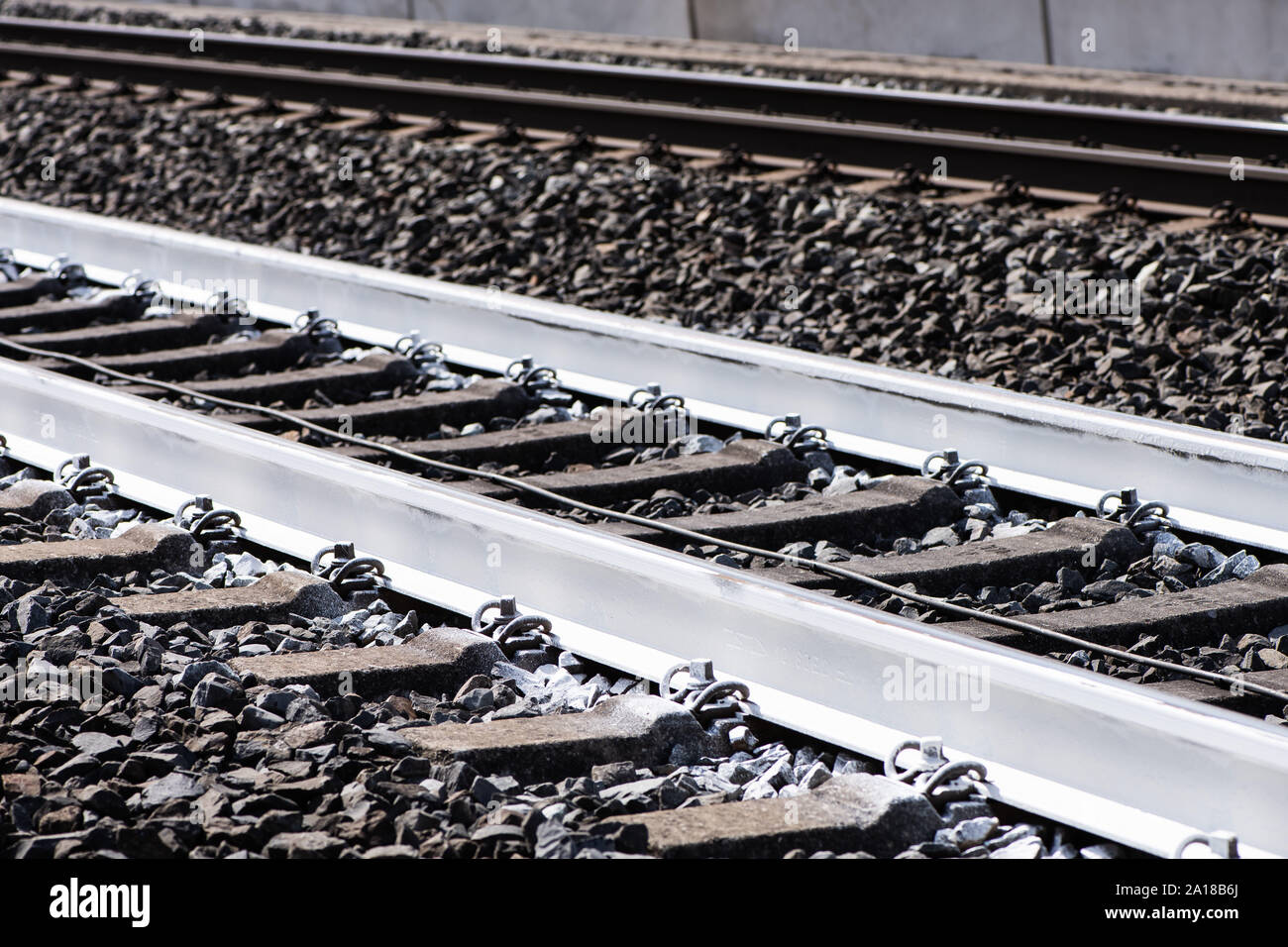 Germania. Xviii Sep, 2019. Una traccia con uno strato di vernice bianca può essere visto sul Pfieffetalbrücke sulla linea ad alta velocità tra Hannover e Würzburg della Deutsche Bahn. Sul ponte Pfieffetal, la ferrovia si avvia per la prima volta la prova pratica con rotaie di bianco contro gli effetti del calore durante il funzionamento. Credito: Swen Pförtner/dpa/Alamy Live News Foto Stock