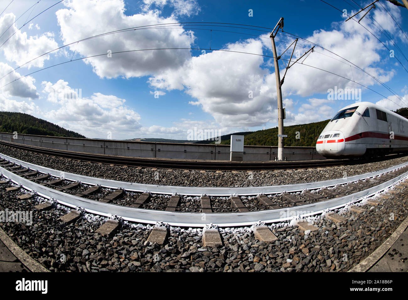 Germania. Xviii Sep, 2019. Un ICE della Deutsche Bahn avanza attraverso una via con uno strato di vernice bianca sulla linea ad alta velocità tra Hannover e Würzburg. Sul ponte Pfieffetal, la ferrovia si avvia per la prima volta la prova pratica con rotaie di bianco contro gli effetti del calore durante il funzionamento. Credito: Swen Pförtner/dpa/Alamy Live News Foto Stock