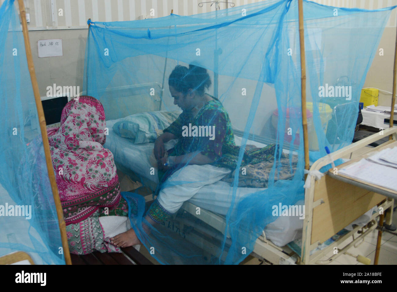 Medical superintendents (MS)ospedale Jinnah Dr, Iftikhar con gli altri membri del team indagando la febbre dengue di pazienti durante la visita di un reparto di isolamento dopo le istruzioni speciali del Chief Minister Punjab Sardar Usman Buzdar a Lahore il 24 settembre 2019. Il pakistan i pazienti affetti da febbre dengue, una zanzara-borne malattia, sono trattati in un isolamento ward, all ospedale Jinnah di Lahore, Pakistan. Il pakistan i funzionari sanitari sono alle prese con un focolaio di febbre dengue nel sud nazione asiatica, il paese che ha sede in Pakistan è in grado di fornire supporto tecnico al governo del Pakistan in i Foto Stock