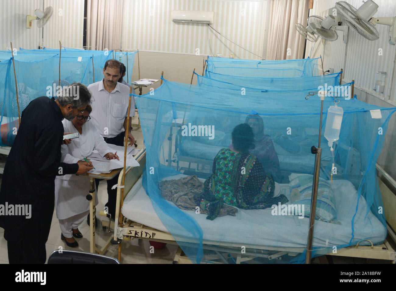 Medical superintendents (MS)ospedale Jinnah Dr, Iftikhar con gli altri membri del team indagando la febbre dengue di pazienti durante la visita di un reparto di isolamento dopo le istruzioni speciali del Chief Minister Punjab Sardar Usman Buzdar a Lahore il 24 settembre 2019. Il pakistan i pazienti affetti da febbre dengue, una zanzara-borne malattia, sono trattati in un isolamento ward, all ospedale Jinnah di Lahore, Pakistan. Il pakistan i funzionari sanitari sono alle prese con un focolaio di febbre dengue nel sud nazione asiatica, il paese che ha sede in Pakistan è in grado di fornire supporto tecnico al governo del Pakistan in i Foto Stock