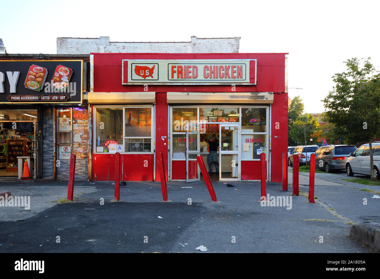 US Fried Chicken, 129 Dwight Street, Brooklyn, New York. Foto del negozio di New York di un ristorante con gancio rosso. Foto Stock