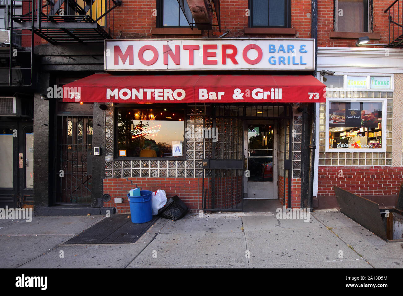 Montero, 73 Atlantic Avenue, Brooklyn, New York. esterno alla vetrina di un bar di Brooklyn Heights Foto Stock