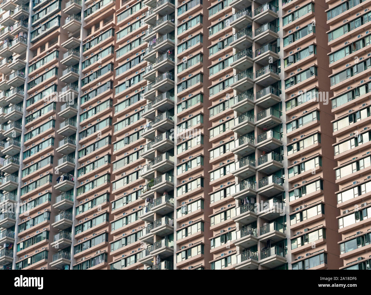 Facciata con molti balconi di alto blocco di appartamenti in Hang Hau nuova della città di Hong Kong nuovi territori. Foto Stock