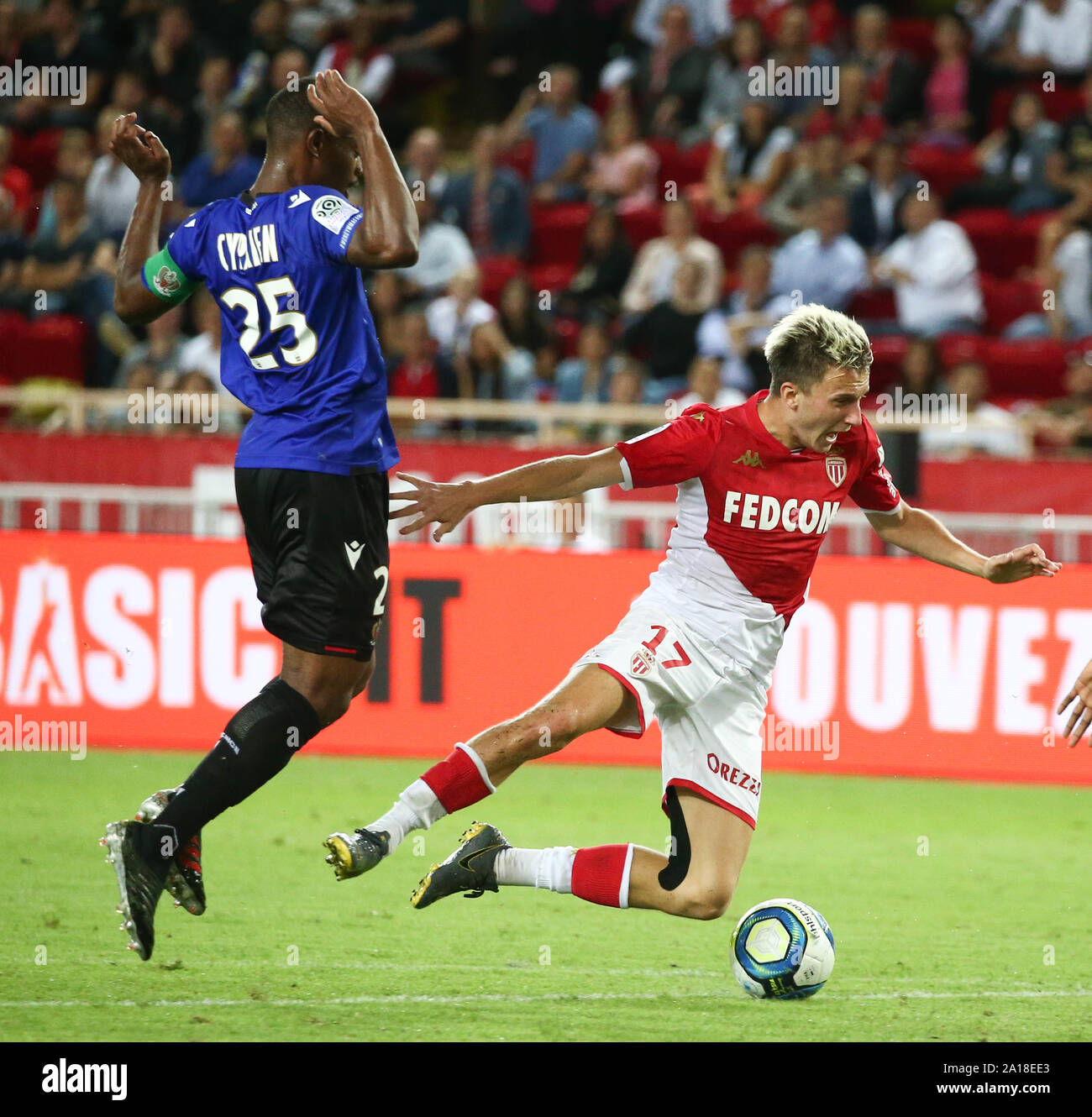 Fontvieille, Monaco. 24Sep, 2019. Aleksandr Golovin (R) di Monaco con vies Wylan Cyprien di Nizza durante il loro French Ligue 1 corrispondono a Fontvieille, Monaco, Sett. 24, 2019. Credito: Serge Haouzi/Xinhua Foto Stock