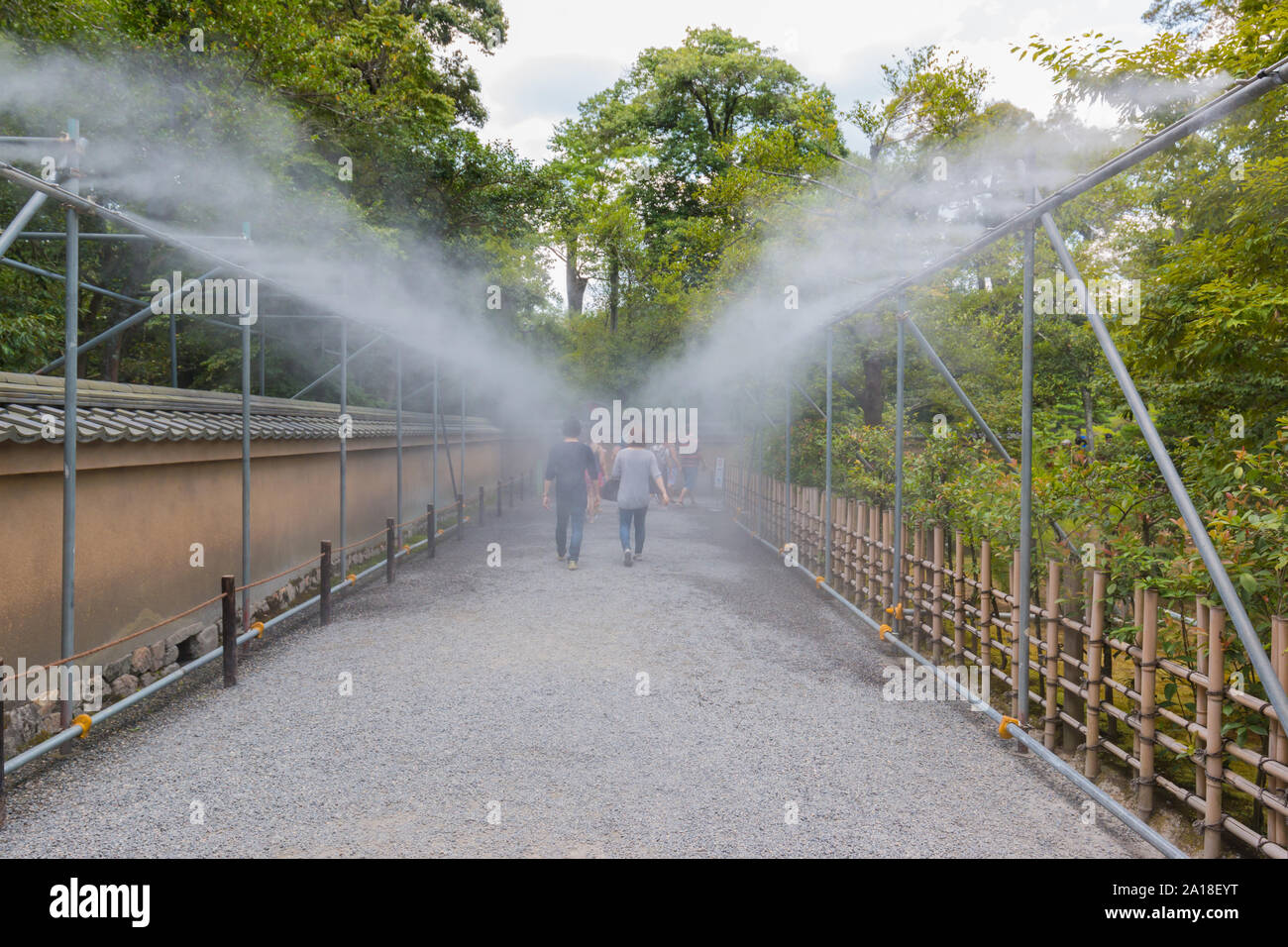 Cancello anteriore prima di arrivare a Kinkakuji Golden Palace a Kyoto, in Giappone con tunnel spray in estate. Foto Stock
