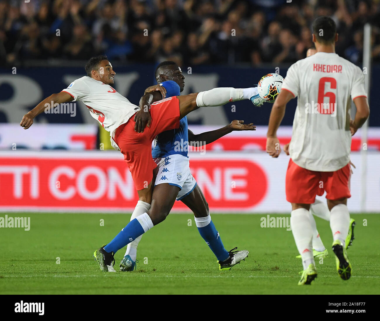 Brescia, Italia. 24Sep, 2019. FC Juventus di Danilo (L) vies con Brescia di Mario Balotelli (2 L) nel corso di una serie di una partita di calcio tra Brescia e Juventus FC a Brescia, Italia, Sett. 24, 2019. Credito: Alberto Lingria/Xinhua Foto Stock