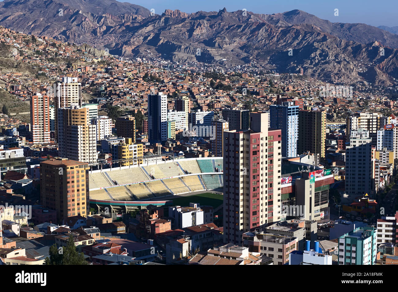 LA PAZ, BOLIVIA - 14 ottobre 2014: sports stadium Estadio Hernando Siles nel distretto di Miraflores a La Paz in Bolivia Foto Stock