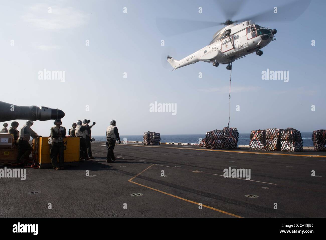 190912-N-IQ884-1314 MAR ROSSO (sett. 12, 2019) di una forza militare di comando Sealift SA-330J Puma elicottero imposta un pallet sul ponte di volo di assalto anfibio nave USS Boxer (LHD 4) durante un rifornimento verticale in mare. Boxer è parte del Boxer anfibio gruppo pronto e undicesimo Marine Expeditionary Unit ed è distribuito negli Stati Uniti Quinta Flotta area di operazioni a sostegno di operazioni navali per garantire stabilità marittimo e la sicurezza nella regione centrale di collegamento del Mediterraneo e del Pacifico attraverso l'Oceano Indiano occidentale e tre strategici punti di strozzatura. (U.S. Foto di Marina di Massa Communicat Foto Stock