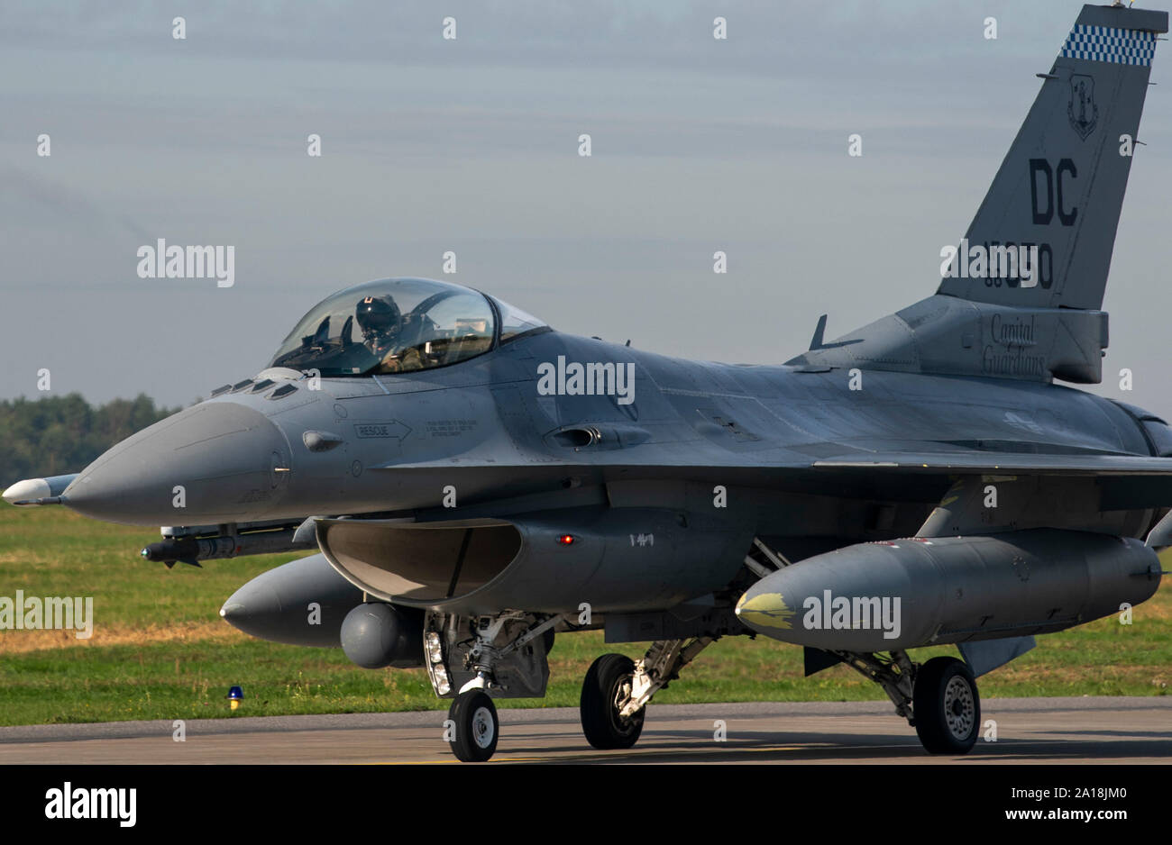 Stati Uniti Air Force Lt. Col. Christopher Wilson, 121 Fighter Squadron F-16C Fighting Falcon pilota, 113ala, Distretto di Columbia, Air National Guard, taxi per il decollo a Lask Air Base, Polonia, 20 settembre 2019. Wilson e altri piloti da 121 FS erano la formazione con i loro alleati polacco a rafforzare gli sforzi di dissuasione e di migliorare la disponibilità e la reattività. (U.S. Air Force foto di Airman 1. Classe Kyle Cope) Foto Stock