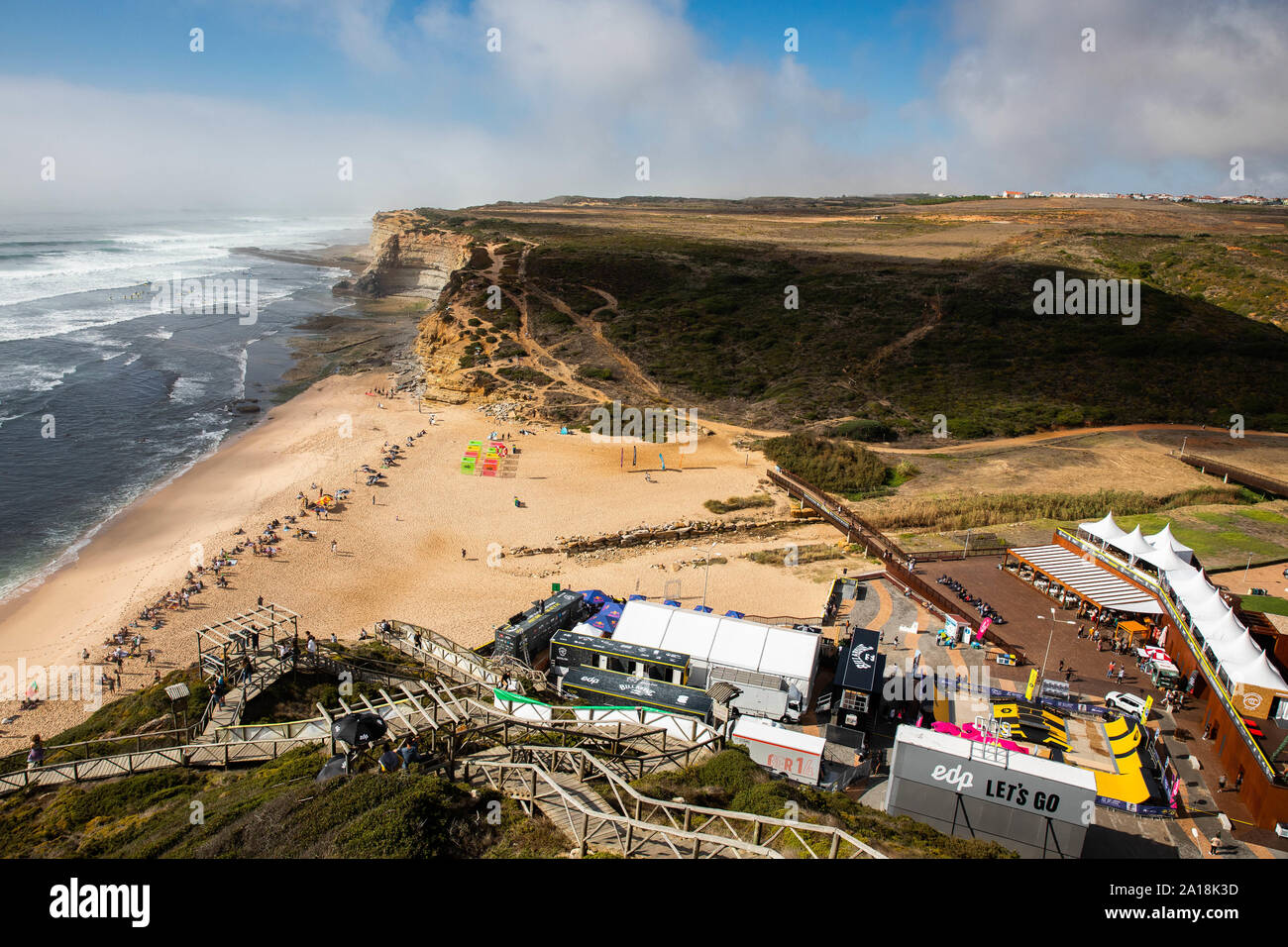 Ribeira d'Ilhas Beach durante il primo giorno di EDP Billabong Pro Ericeira 2019, QS10.000. Credito: SOPA Immagini limitata/Alamy Live News Foto Stock